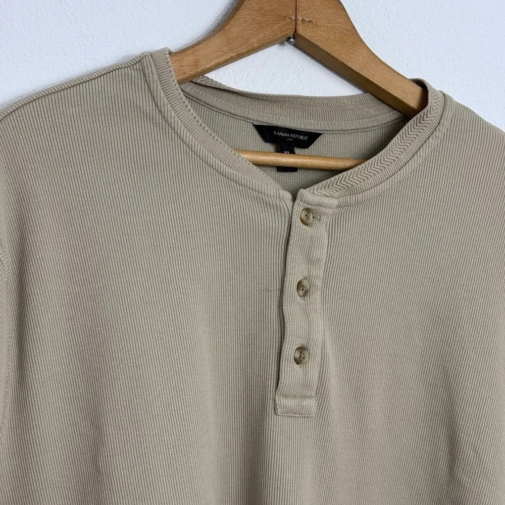 Banana Republic Mens XL Khaki Tan Ribbed Short Sleeve Henley Shirt Cotton Blend